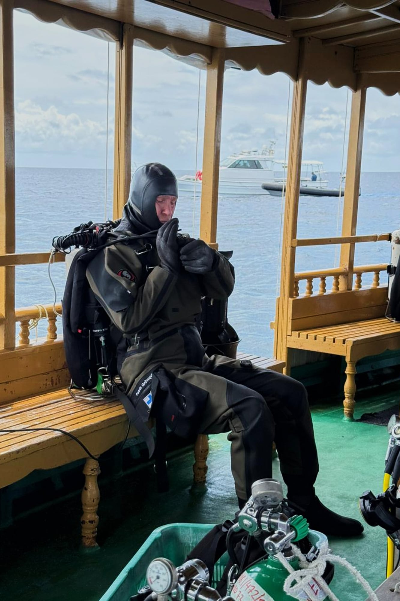 En esta fotografía distribuida por la División de Prensa de la Presidencia de Maldivas, un buzo finlandés se prepara para intentar recuperar los cuerpos de dos de los cuatro italianos que fallecieron a principios de este mes en una cueva submarina en un atolón, en la isla Alimathaa, en el atolón Vaavu, Maldivas, el martes 19 de mayo de 2026. (División de Prensa de la Presidencia de Maldivas vía AP)