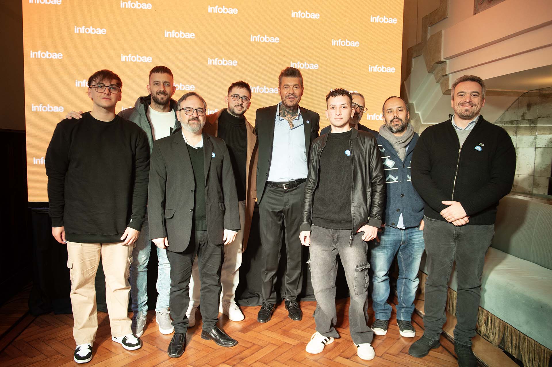 Marcelo Tinelli junto a parte del equipo de deportes de Infobae
