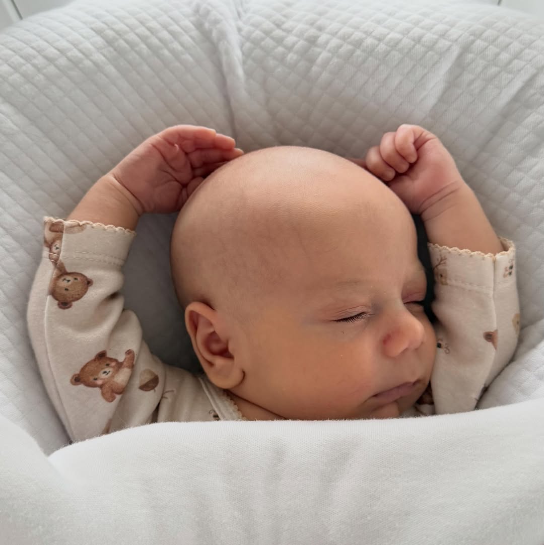 El pequeño Vito, hijo de María Belén Ludueña, duerme plácidamente mientras su madre le dedica un emotivo mensaje por cumplir su primer mes de vida