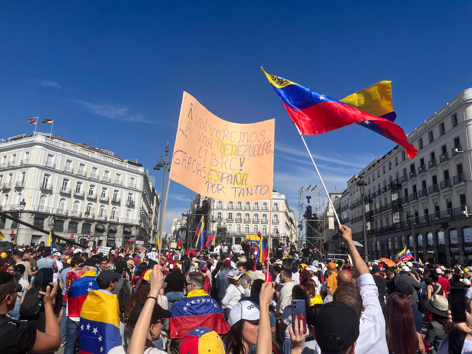 Ciudadanos venezolanos participan en una manifestación opositora mientras persisten los reclamos por democracia, garantías institucionales y derechos humanos