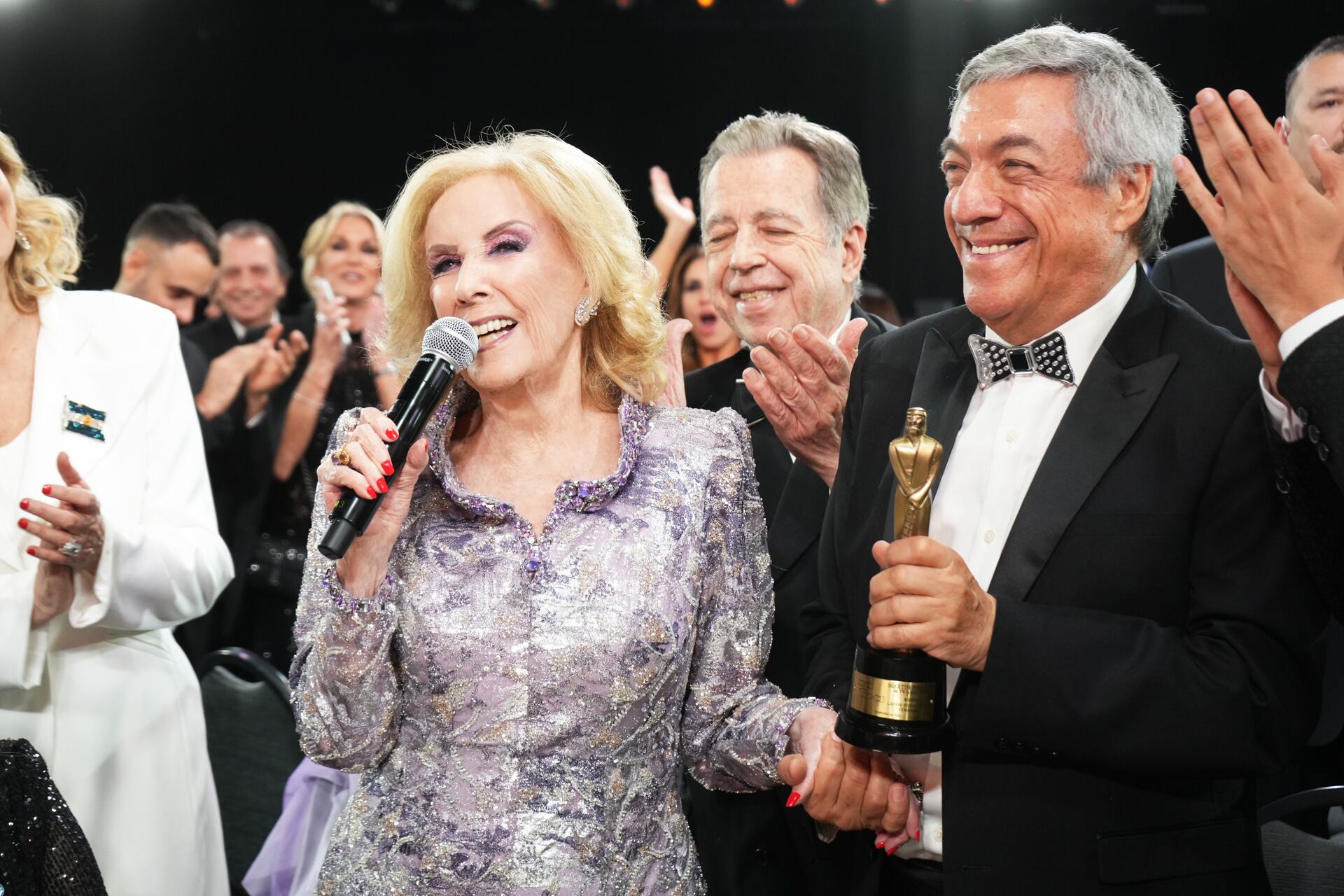 Mirtha Legrand prometió estar presente, cumplió y se llevó una estatuilla para su colección