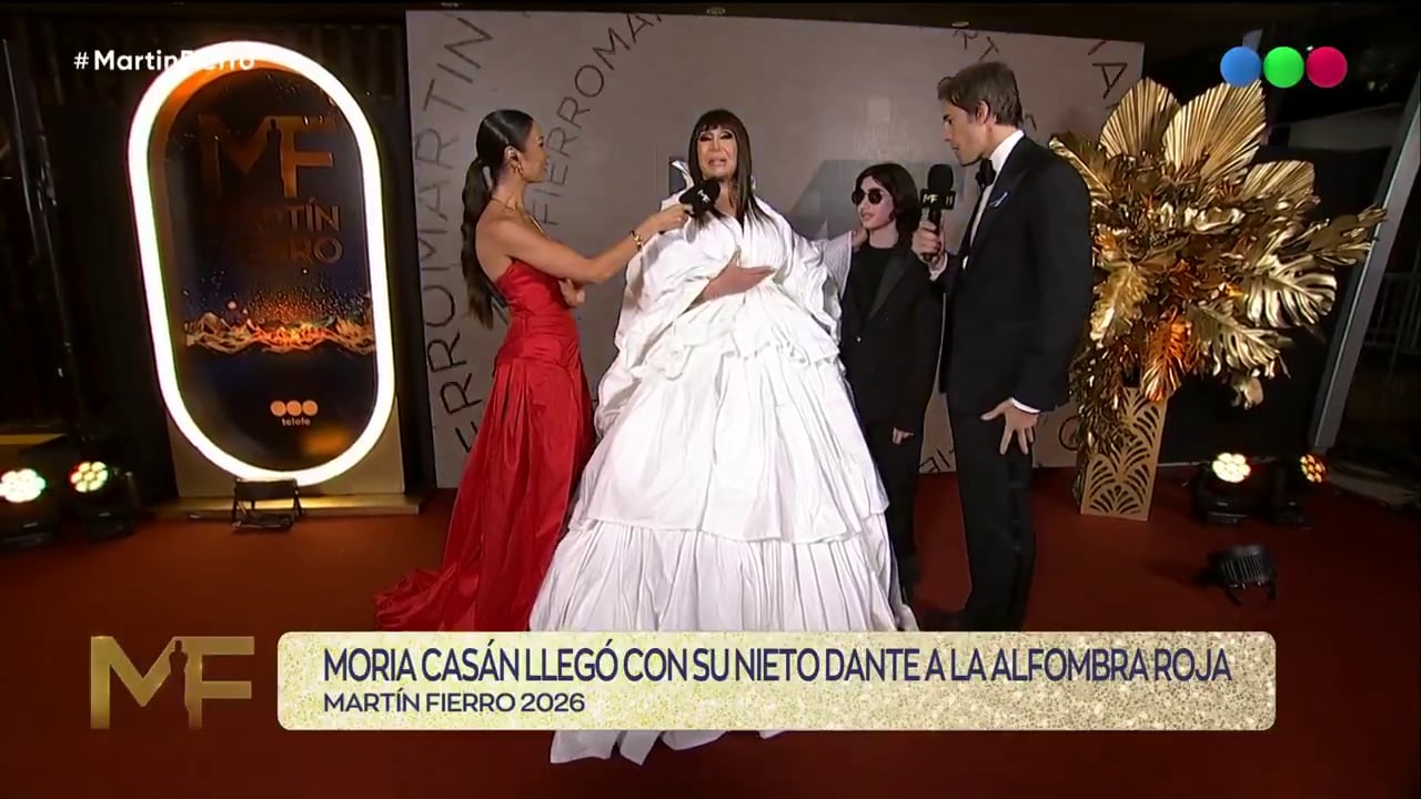 La llegada de Moria a la red carpet, acompañada por su hija, Sofía Gala