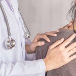 Más allá de los fármacos: los 3 pilares que los expertos recomiendan para tratar la fibromialgia