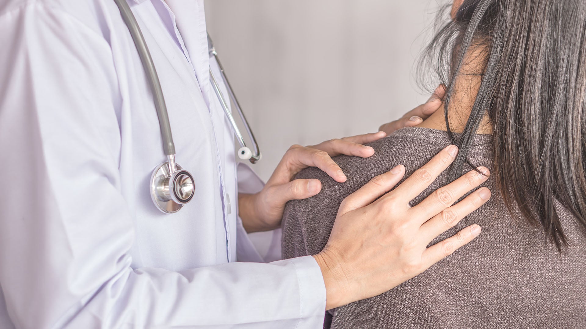 Más allá de los fármacos: los 3 pilares que los expertos recomiendan para tratar la fibromialgia
