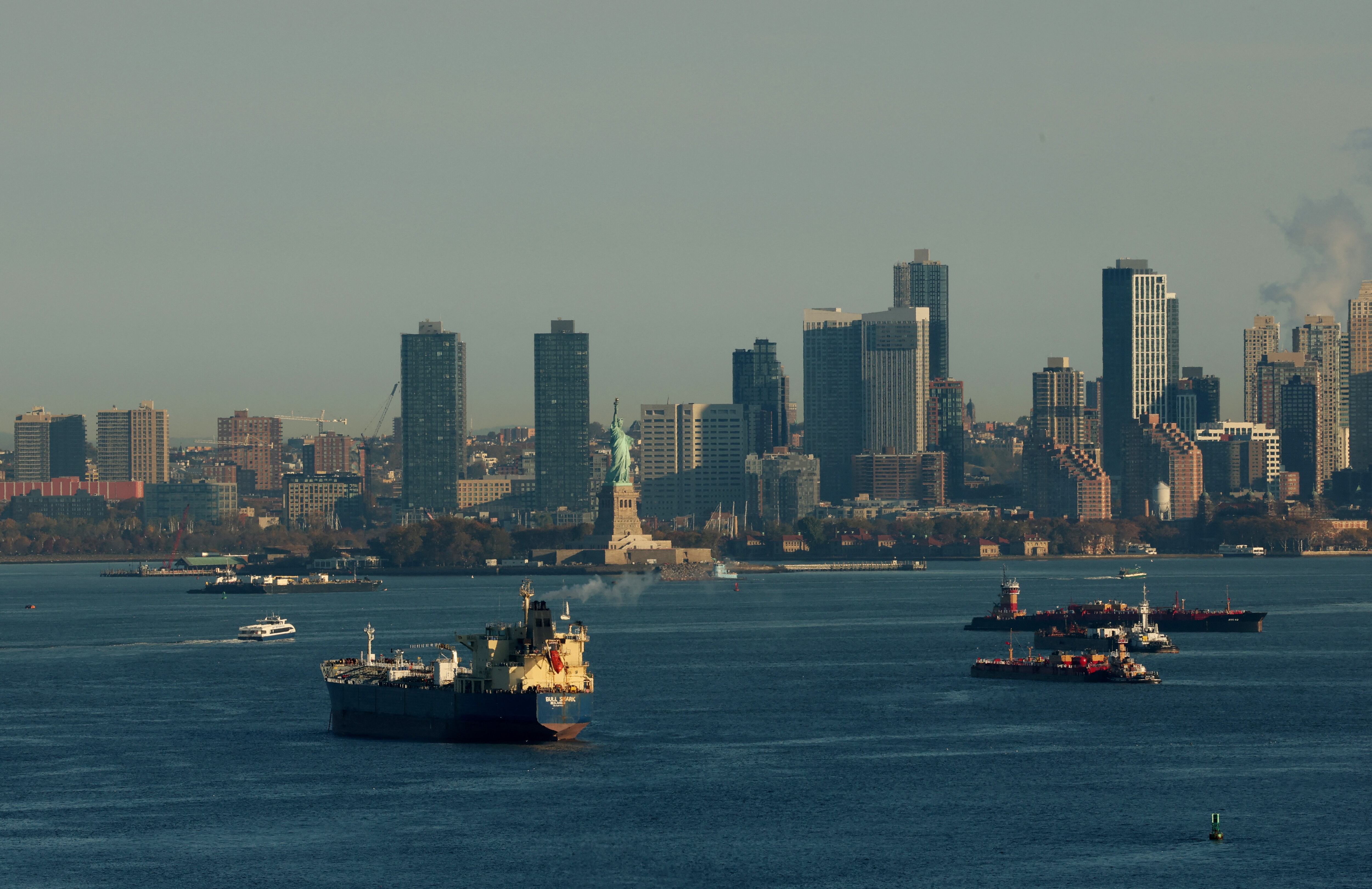 El aumento de tres metros en el nivel del mar, proyectado por la NOAA, pone en riesgo ciudades costeras clave de Estados Unidos y millones de habitantes. (REUTERS/Brendan Mcdermid/ARCHIVO)