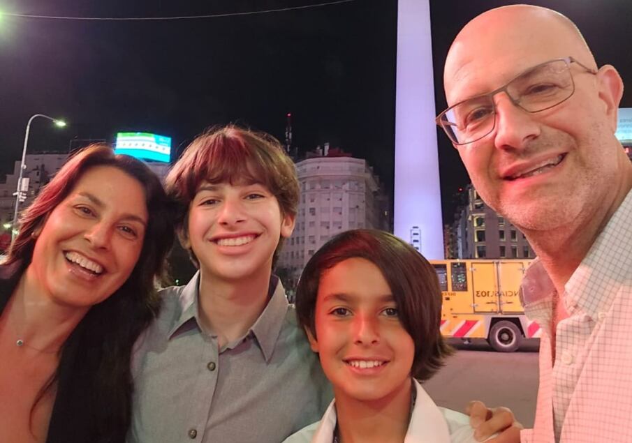 Bernardo Adrián Seltzer (53), Laura Fernanda Leguizamón (50), y sus hijos Ian (15) e Ivo (12)