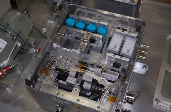 La NASA ha estado explorando la producción de fluidos intravenosos de grado médico a partir del agua potable suministrada por un vehículo de exploración, dado que las fechas de caducidad de los fluidos intravenosos disponibles comercialmente son más cortas que la duración prevista de una misión en la superficie de Marte. (NASA)