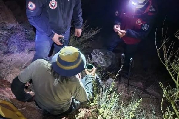 Mendoza: un hombre cayó cuando escalaba un cerro, se fracturó la pierna y tuvo que ser rescatado durante la madrugada