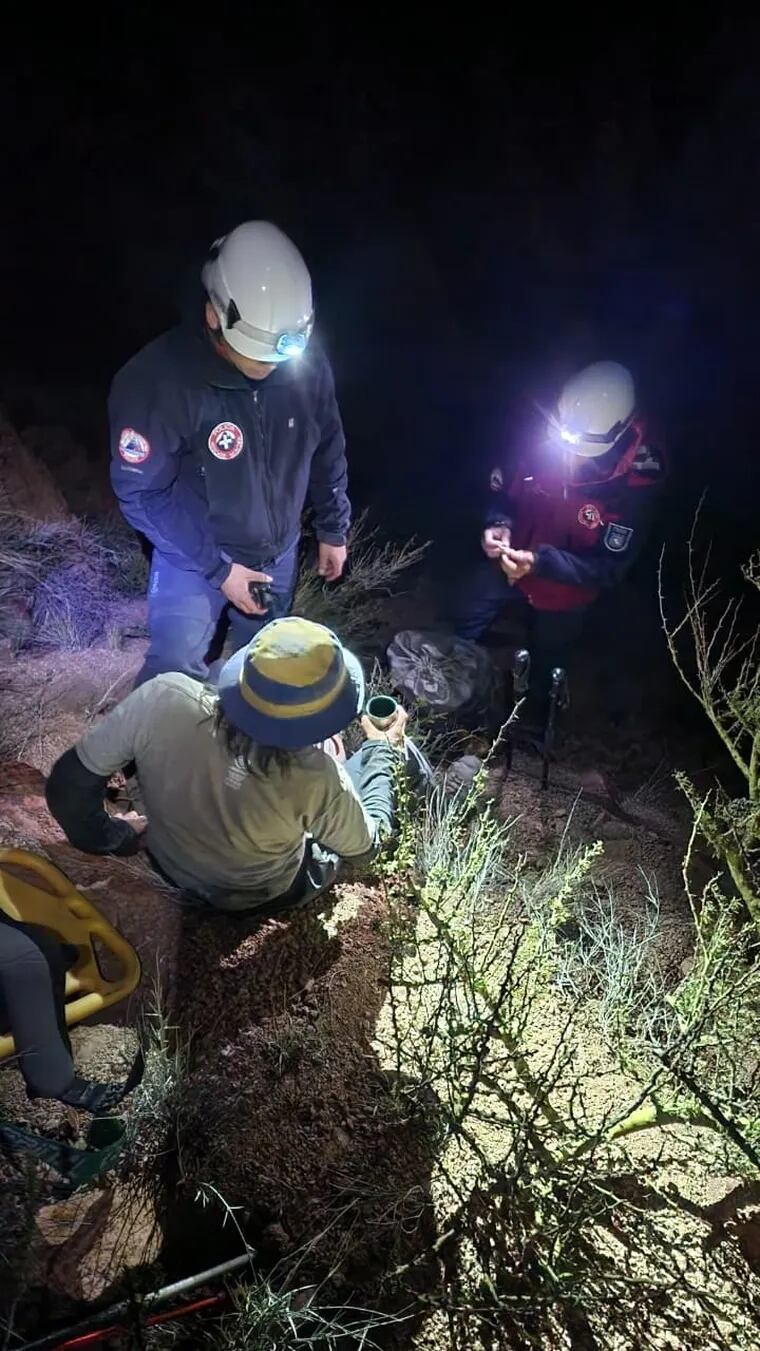 Mendoza: un hombre cayó cuando escalaba un cerro, se fracturó la pierna y tuvo que ser rescatado durante la madrugada