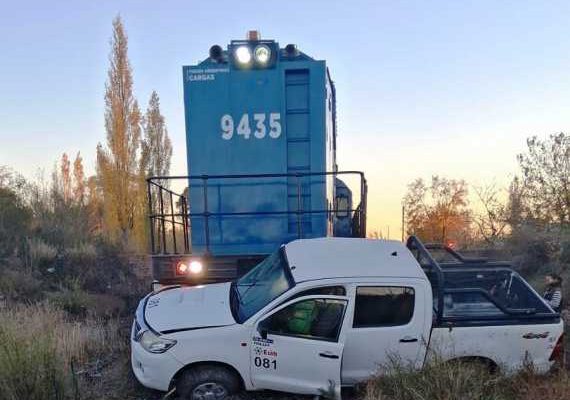 Mendoza: un tren de carga embistió una camioneta en un cruce de barrera y la arrastró 100 metros