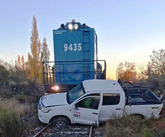 Mendoza: un tren de carga embistió una camioneta en un cruce de barrera y la arrastró 100 metros