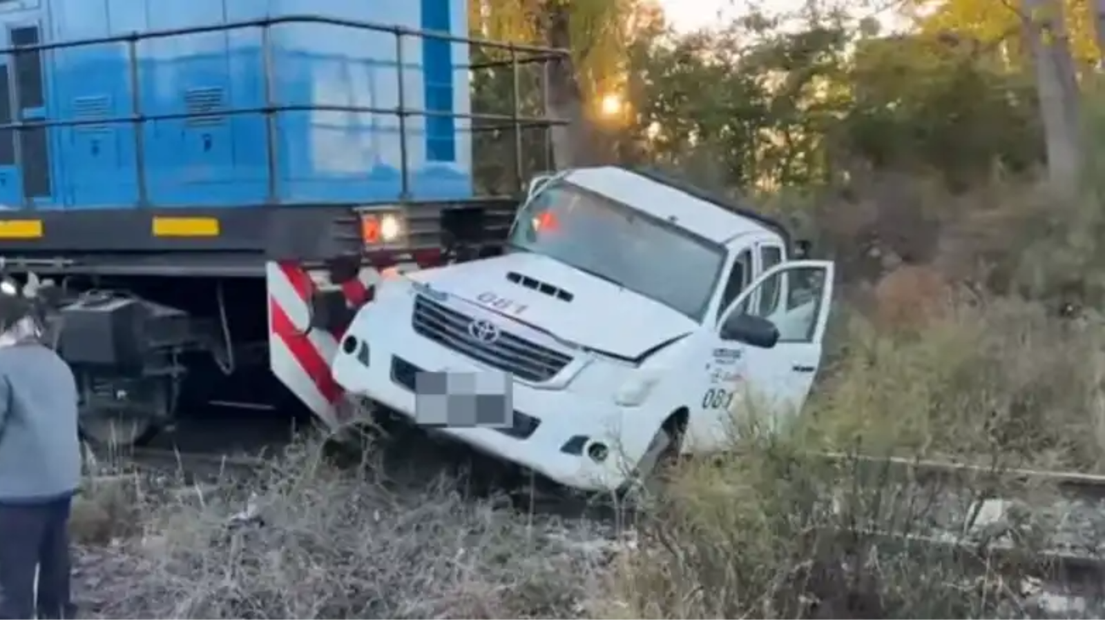 El tren arrastró la camioneta aproximadamente 100 metros antes de detenerse en el cruce de calle Olavarría