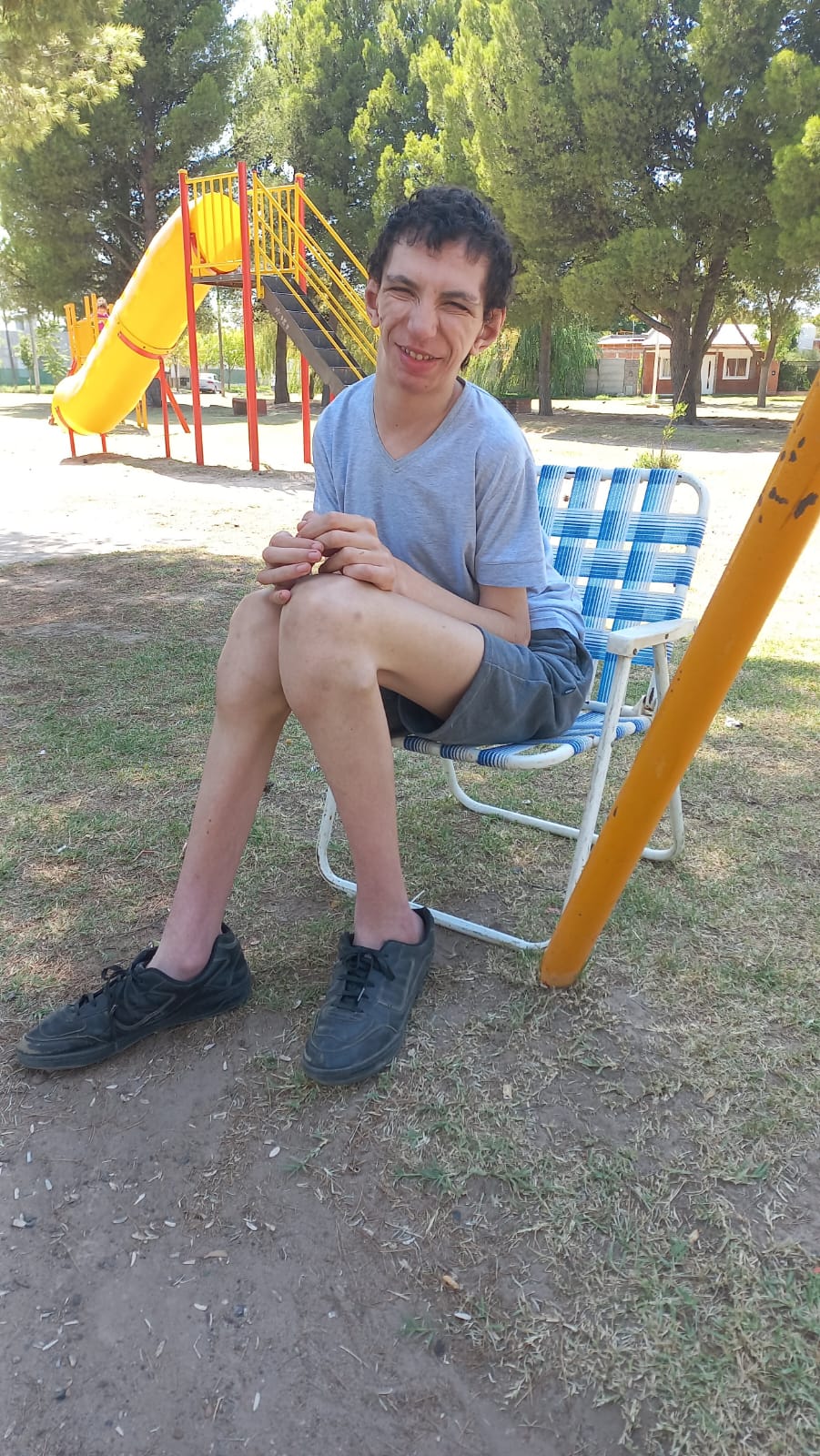 El síndrome de Weaver también impacta en la motricidad y en el habla. Hace un año que Yamir no puede caminar, y hay días en los que la rigidez de su cuerpo lo dejan completamente inmóvil.