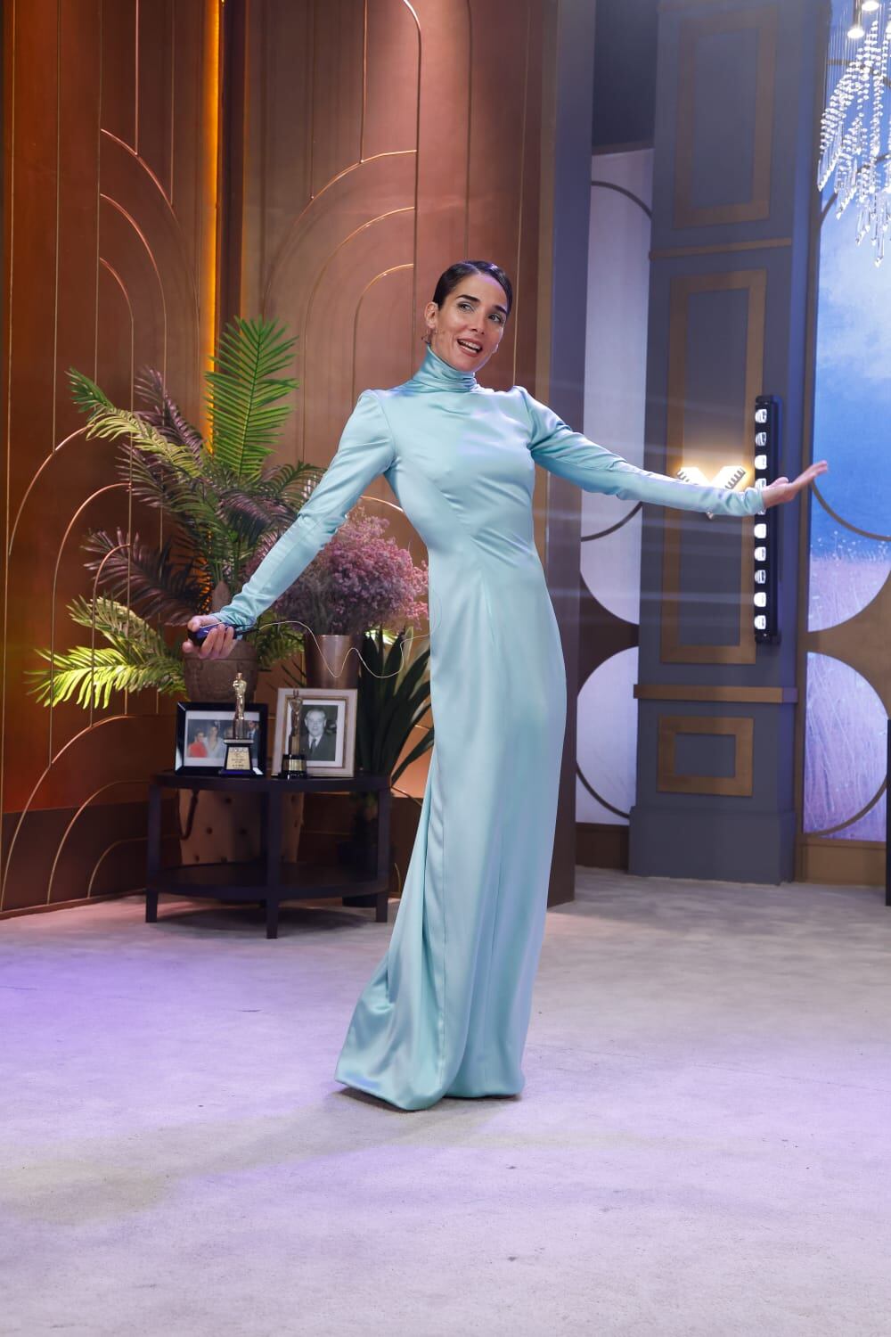 Minimalista y con un guiño al Martín Fierro: el look de Juana Viale para su programa del domingo