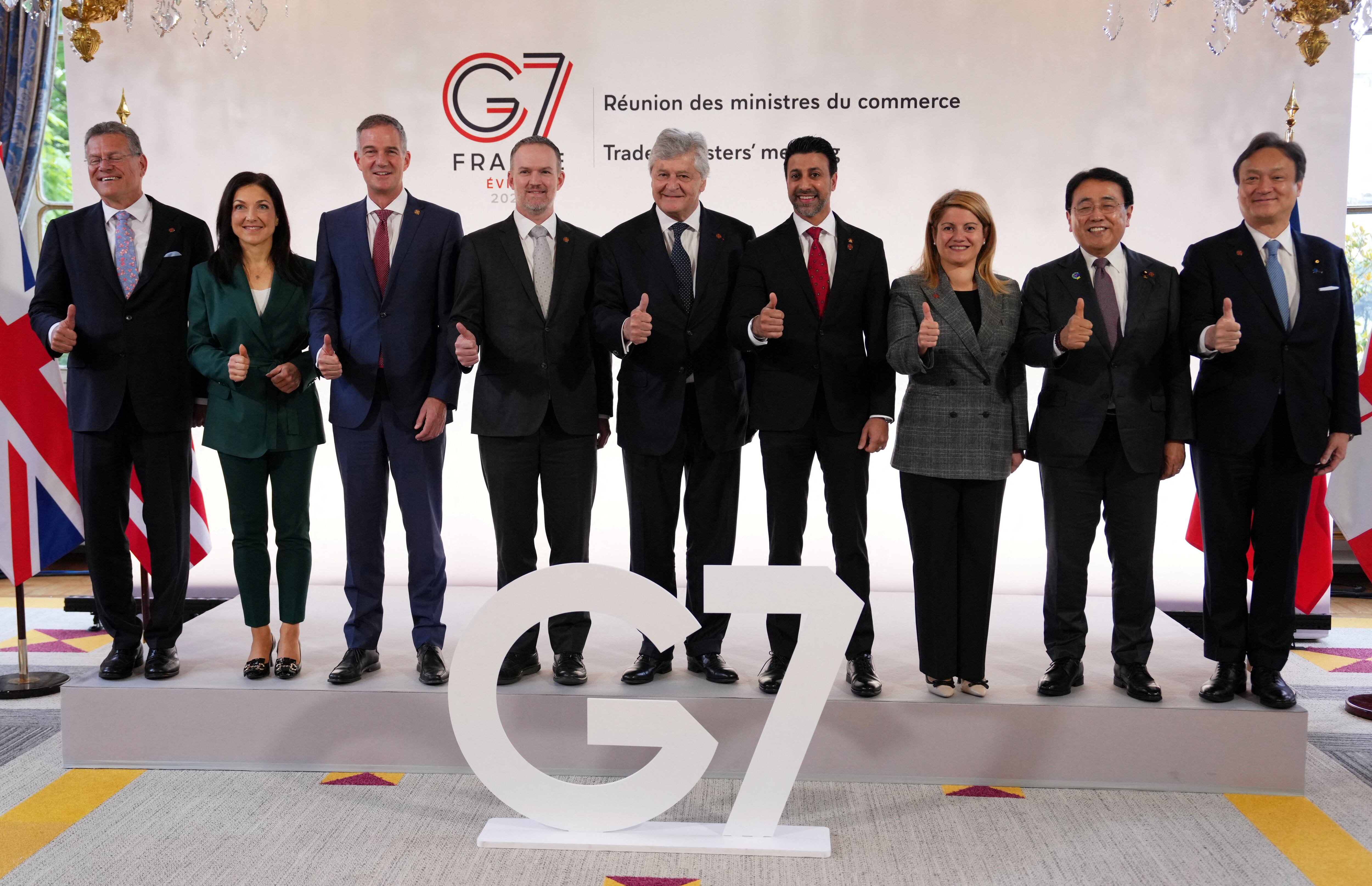 El comisario europeo de Comercio y Seguridad Económica, Maros Sefcovic; la ministra de Economía alemana, Katherina Reiche; el secretario de Empresa y Comercio británico, Peter Kyle; el representante comercial de EE. UU., Jamieson Greer; el ministro de Comercio francés, Nicolas Forissier; el ministro de Comercio Internacional de Canadá, Maninder Sidhu; la subsecretaria de Estado de Asuntos Exteriores italiana, Maria Tripodi; el ministro de Economía, Comercio e Industria de Japón, Ryosei Akazawa, y el ministro de Estado de Asuntos Exteriores de Japón, Horii Iwao, posan para una foto de grupo en la reunión comercial del G7 celebrada en París (REUTERS)