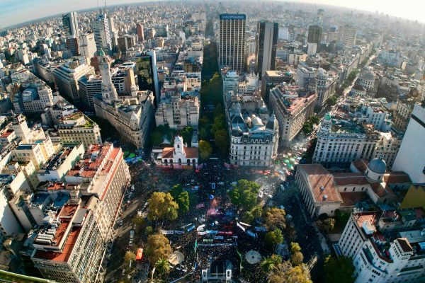 Momo cuestionó al Gobierno durante la marcha por la Ley de Financiamiento Universitario