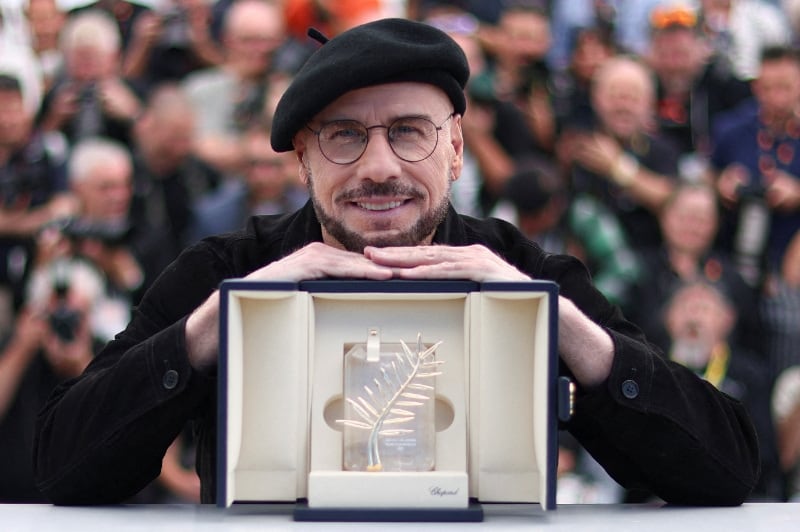 El director John Travolta posa con su Palma de Oro Honorífica (REUTERS/Gonzalo Fuentes)