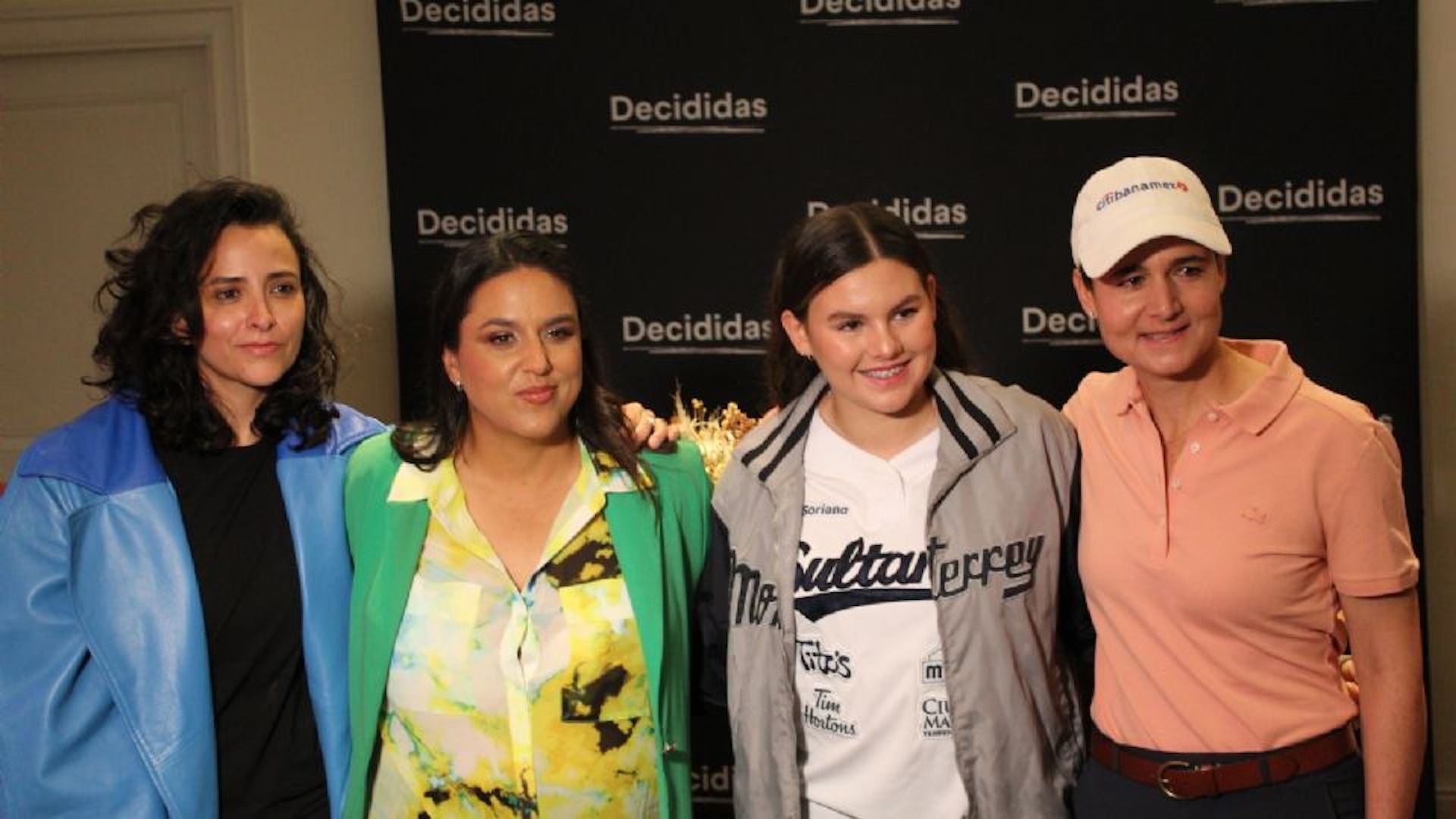 Diana Perez Estrada, directora editorial de Record Mx; Fernanda Sainz, representante de Caliente.mx; Yanina Treviño, profesional del Softball; y la reconocida golfista Lorena Ochoa. (Cortesía CalienteMx)