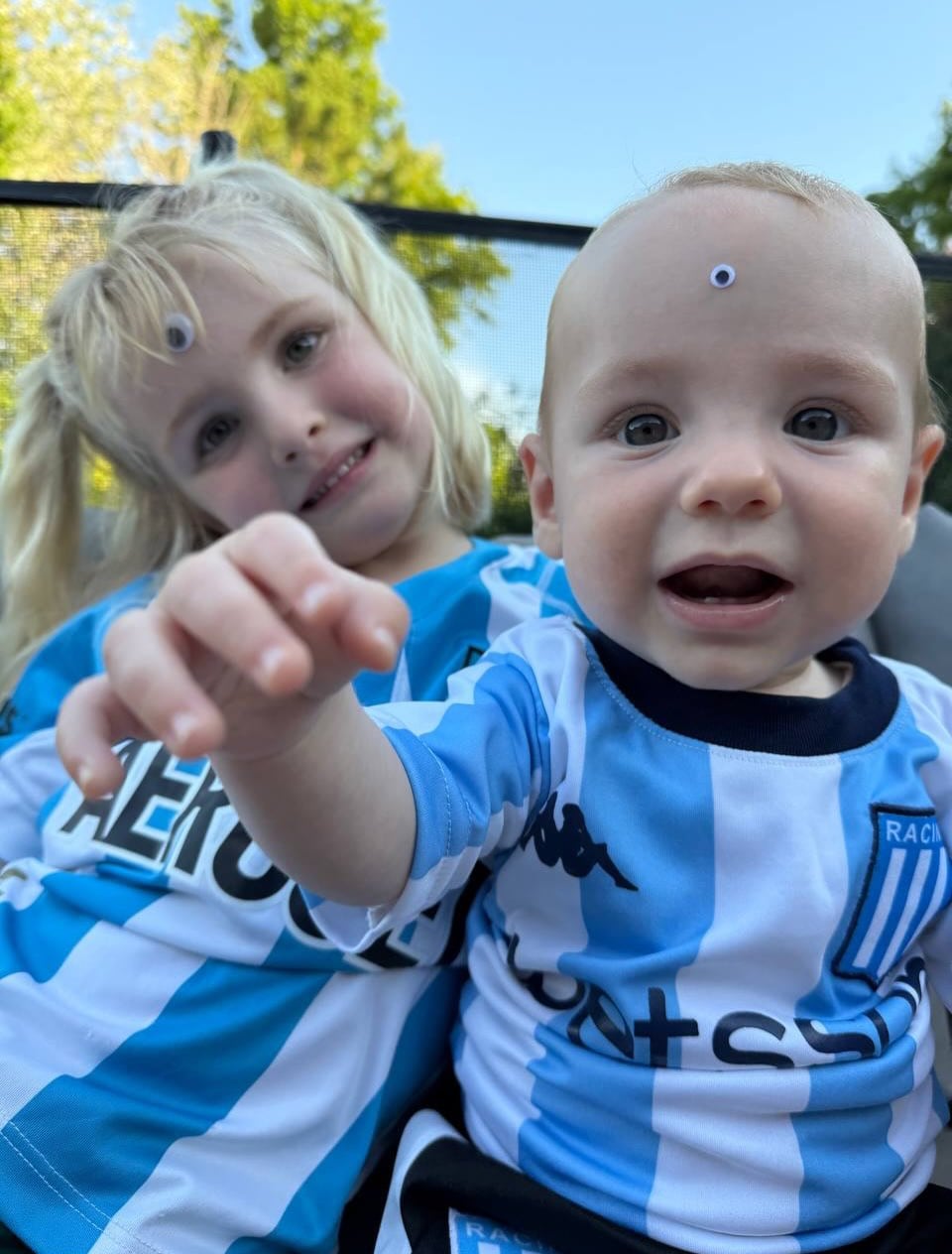 Vicente, hijo de Muni, celebra su primer cumpleaños junto a su hermana Carmela, luciendo camisetas de Racing (Instagram)