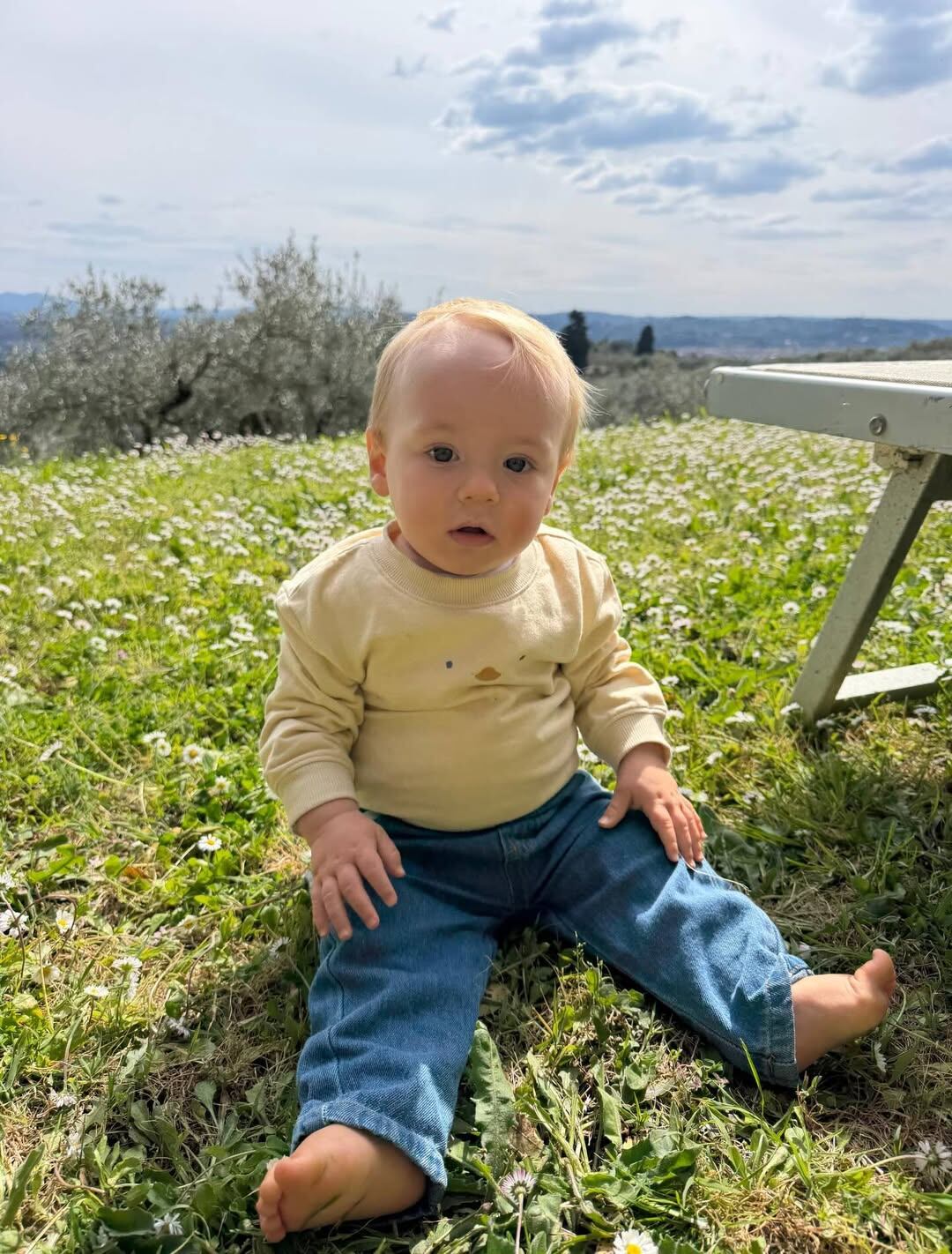 Vicente, el hijo de Muni, posando en un campo florido durante la celebración de su primer cumpleaños