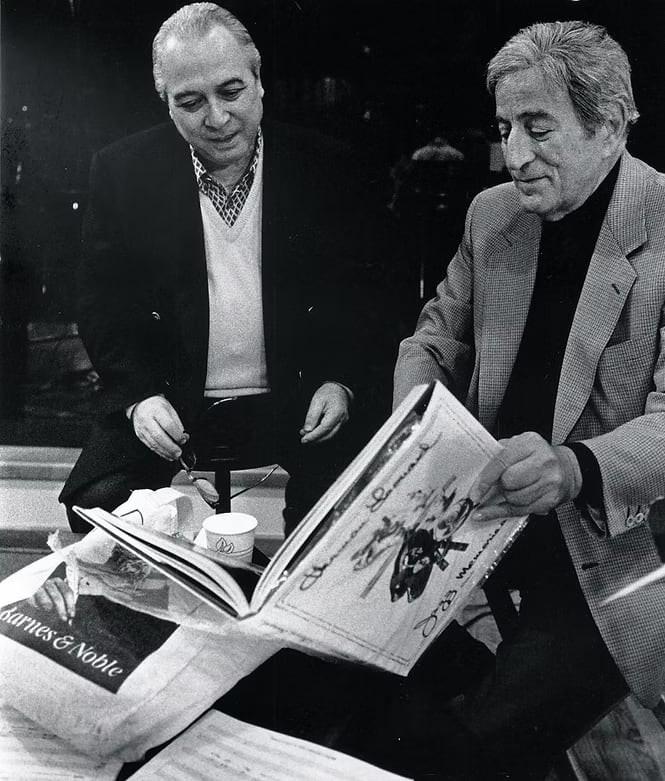 El compositor junto a Tony Bennett con quien colaboró en sus aclamados discos de duetos 