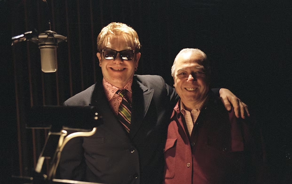 Jorge Calandrelli junto a Elton John en Los Ángeles durante la grabación de Duets I de Tony Bennett (Calandrelli-jorge.com)