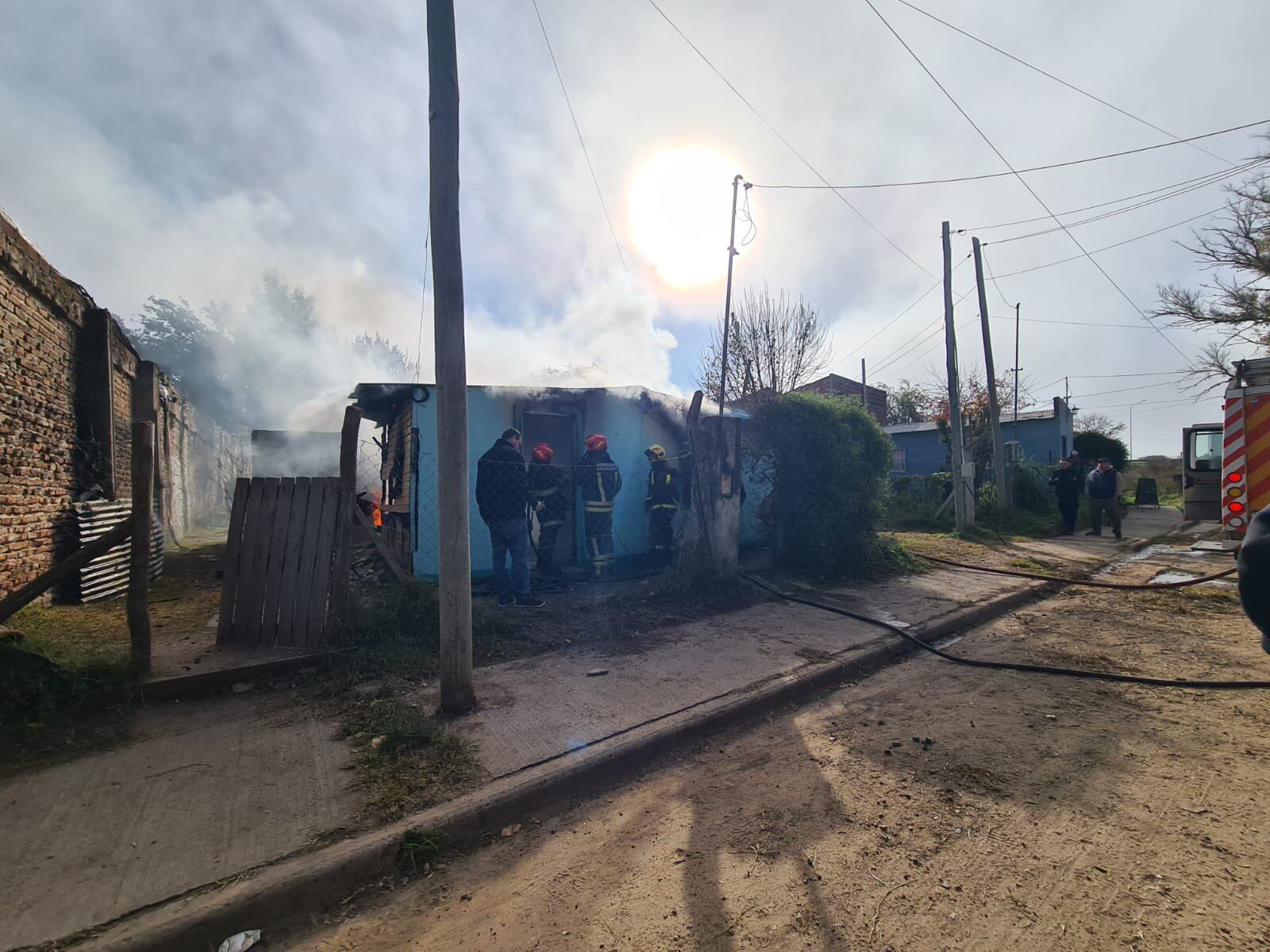 El fuego en Maestro Sardi al 731 cobró la vida de una mujer (X: @BomberosGuay)