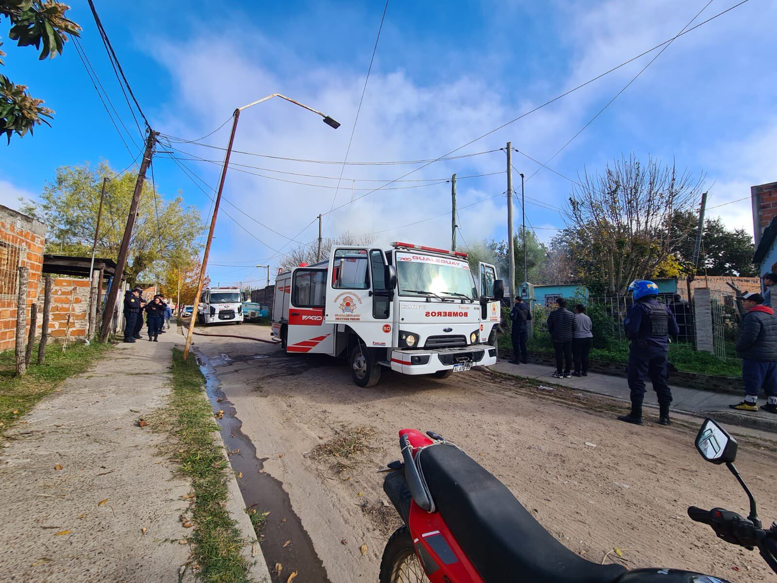 Bomberos y personal de salud lograron rescatar a los menores, que están fuera de peligro (X: @BomberosGuay)