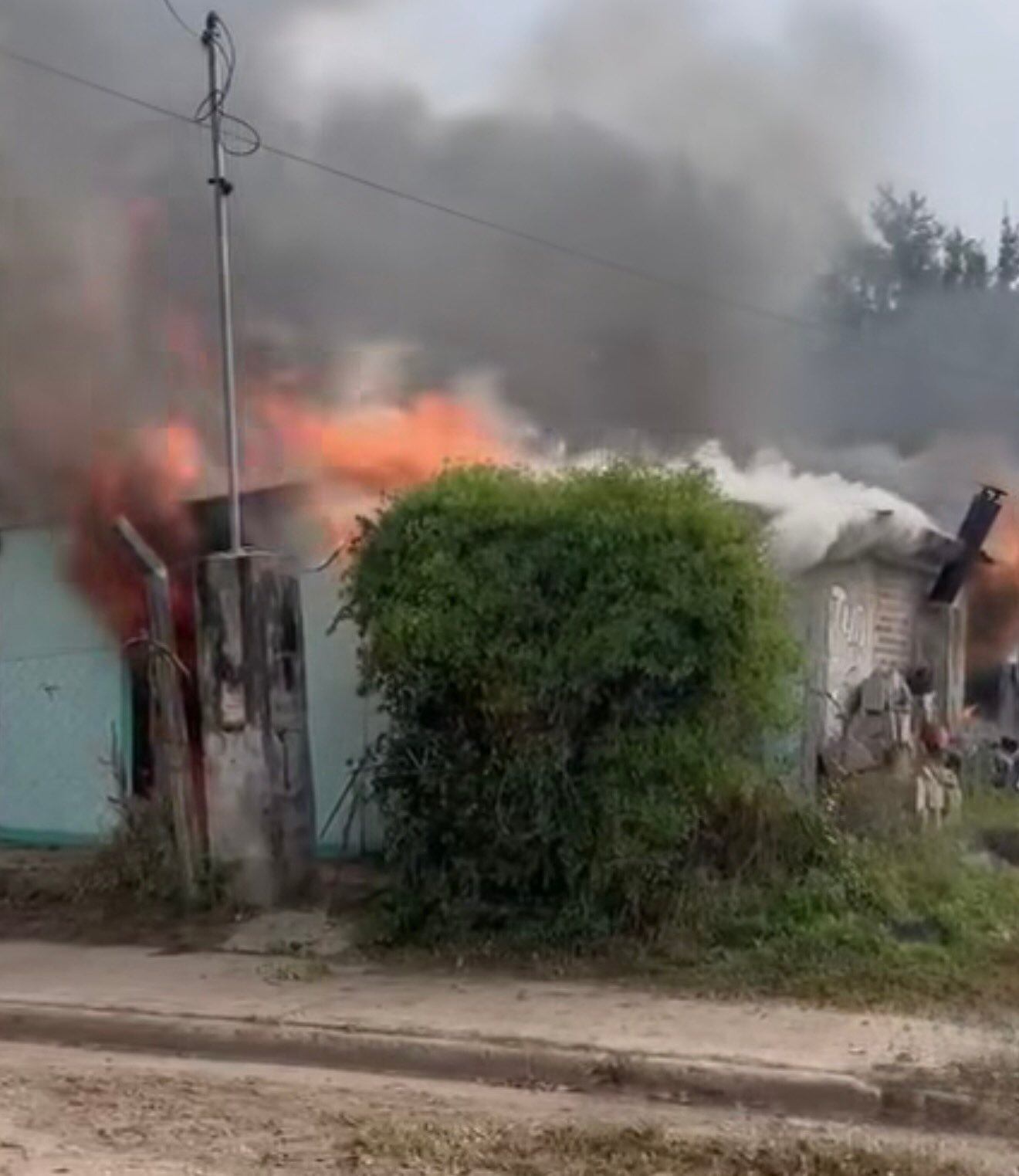 Una falla en una estufa sería la causa del incendio que provocó la muerte de una mujer (X: @BomberosGuay)