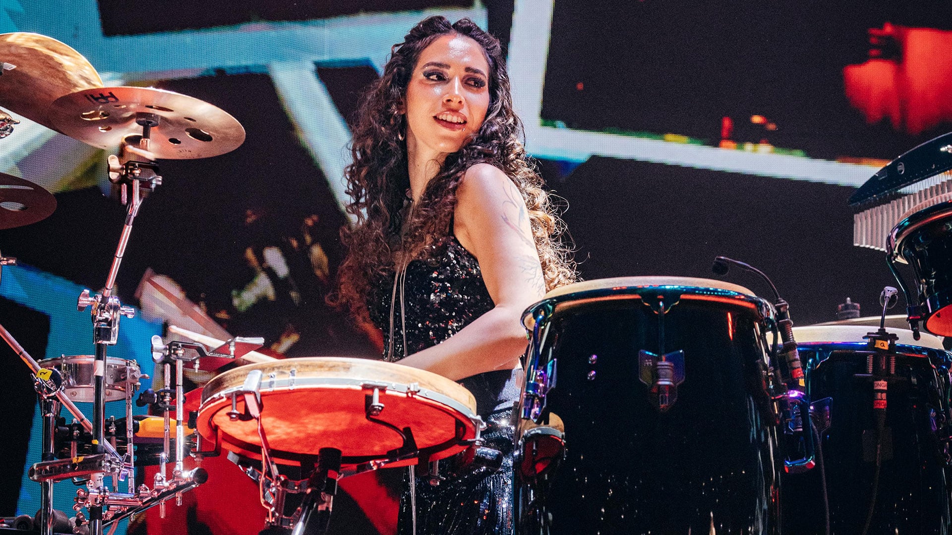 El recorrido internacional de Gala Celia incluye colaboraciones con artistas como Jorge Drexler y Manuel Carrasco antes de sumarse a la banda de Arjona (