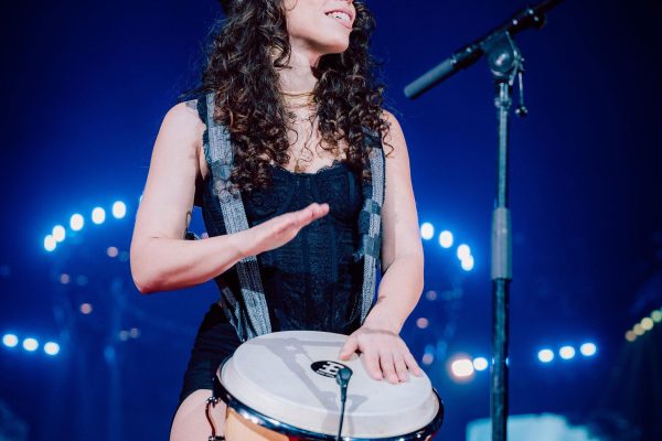 Nació en Mendoza, tocó con Drexler y sueña a lo grande: quién es Gala Celia, la argentina que brilla con Ricardo Arjona