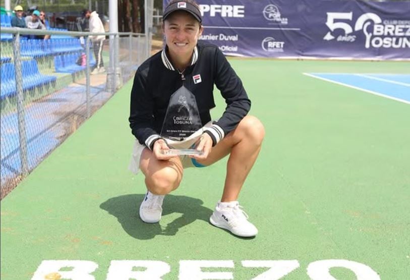 Nadia Podoroska con el trofeo del W15 de Madrid (Fuente: Instagram / Club Brezo Osuna)