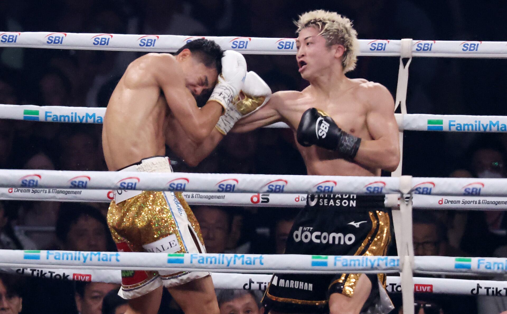 Naoya Inoue le asesta un golpe a Junto Nakatani en la pelea más importante de la historia del boxeo japonés (Reuters)