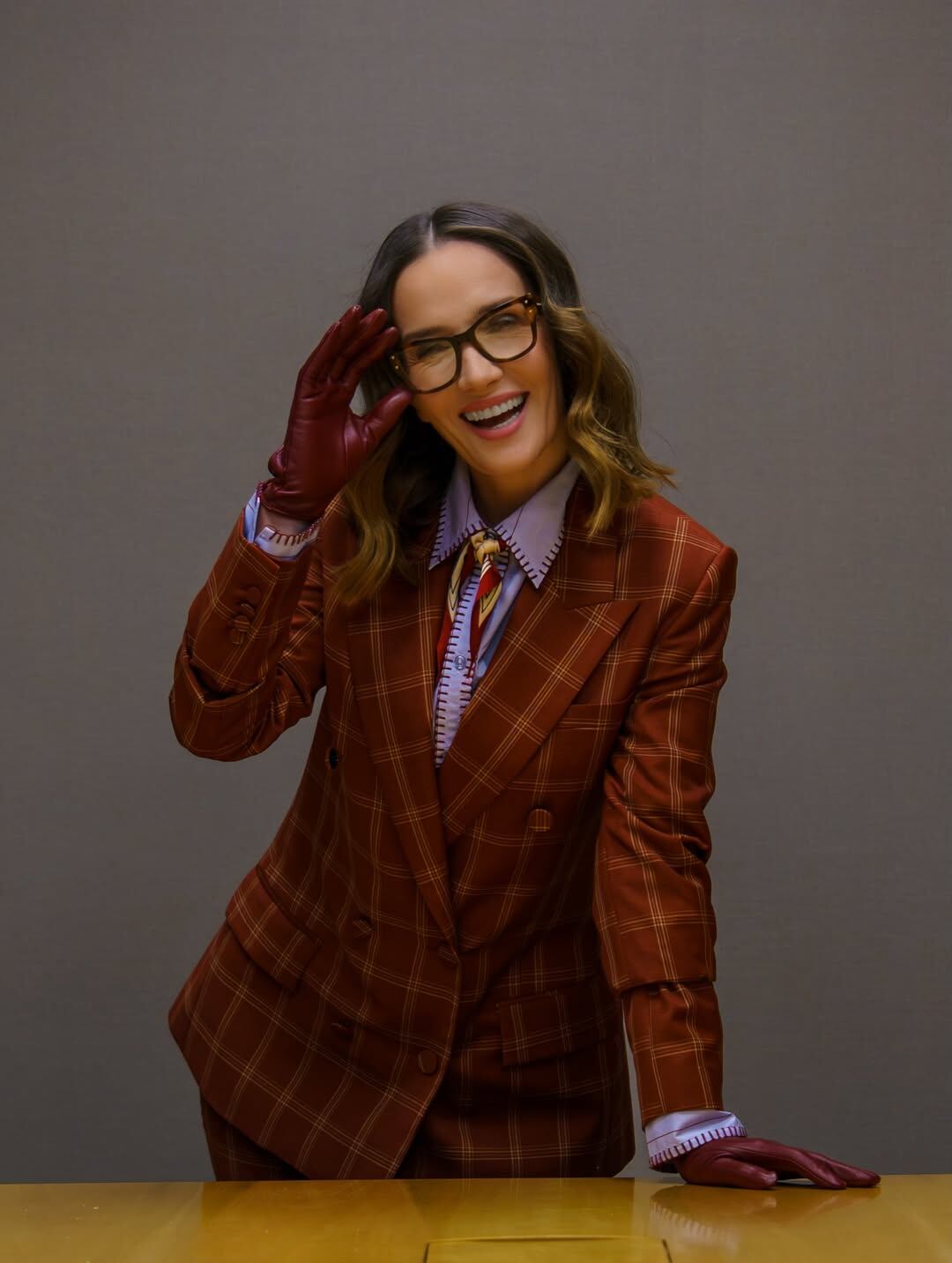 La actriz Natalia Oreiro acaparó las miradas con un look retro de sastrería con estampado de cuadros rojos y accesorios coloridos (Instagram)