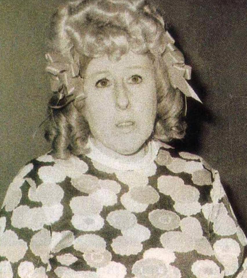 La recordada actriz Nelly Lainez posa en un retrato de estudio, mostrando su característico estilo y carisma que la convirtieron en una figura querida del espectáculo argentino.