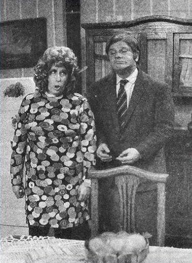 Los reconocidos actores Nelly Láinez y Marcos Zucker comparten una escena memorable en el clásico programa de televisión argentino La tuerca, reflejando su química humorística.