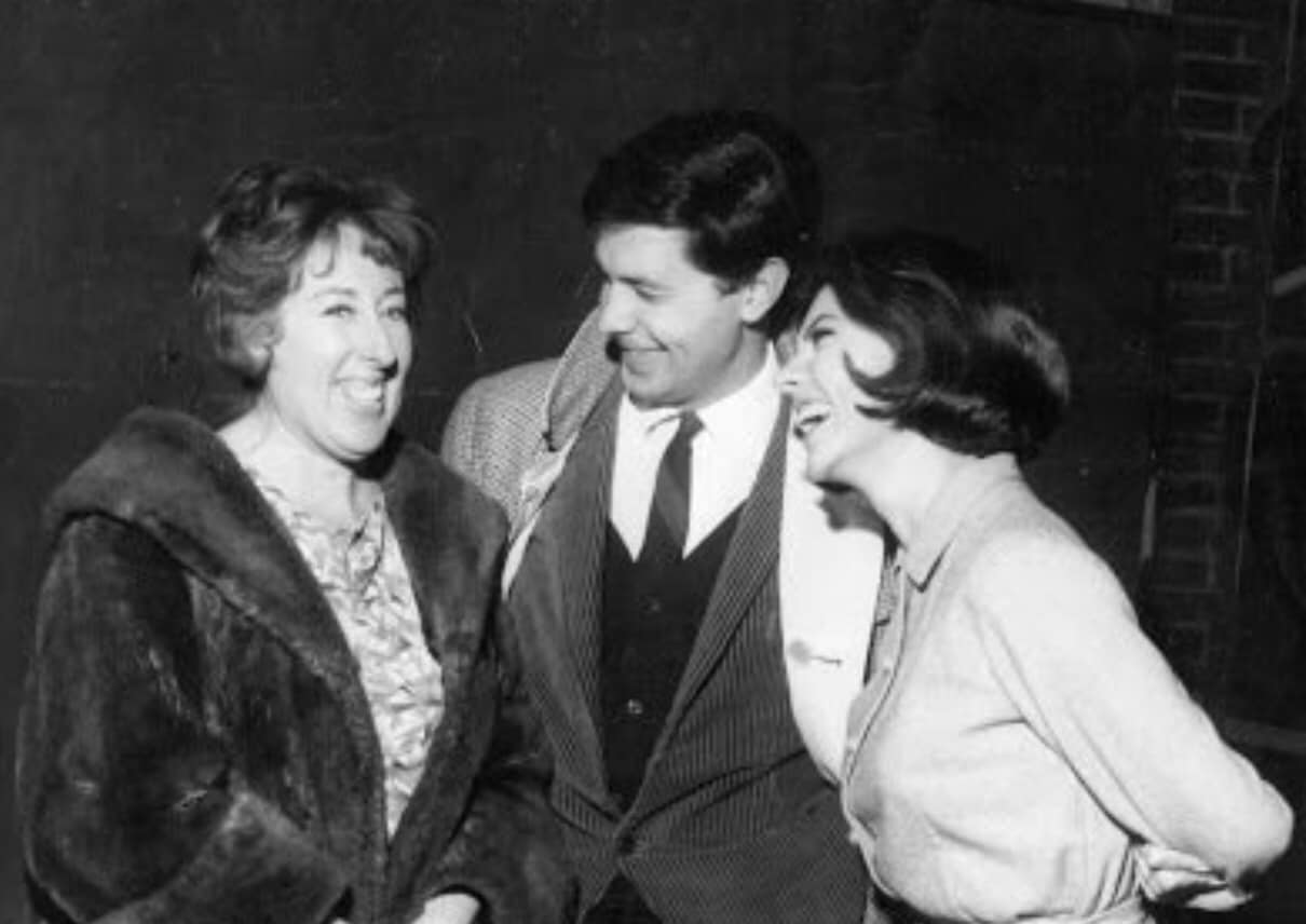 Los reconocidos actores Nelly Lainez, Guillermo Bredeston y Nora Carpena comparten un momento de camaradería y risas.