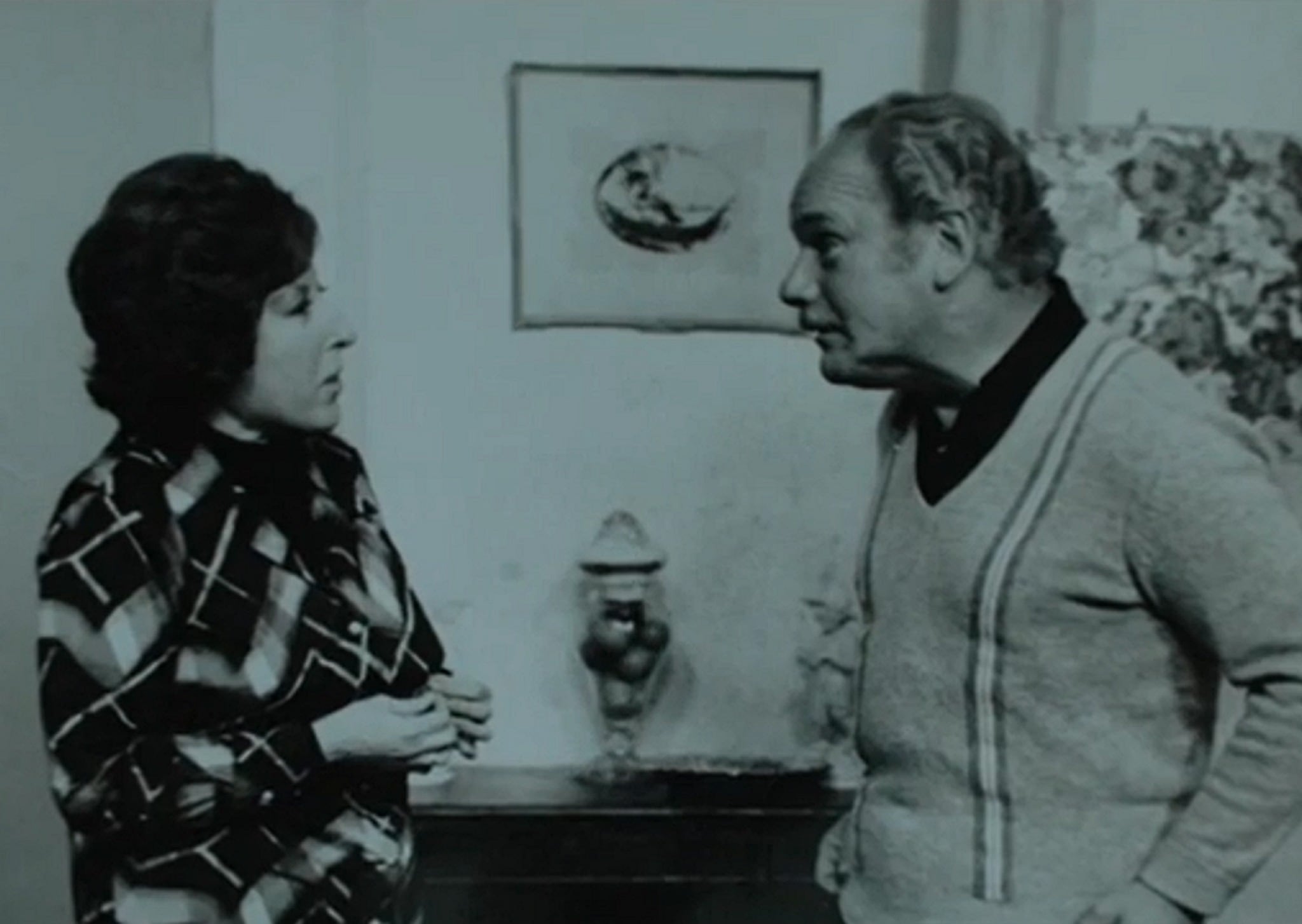 Nelly Láinez y Marcos Zucker conversan en una escena de la icónica serie de televisión argentina