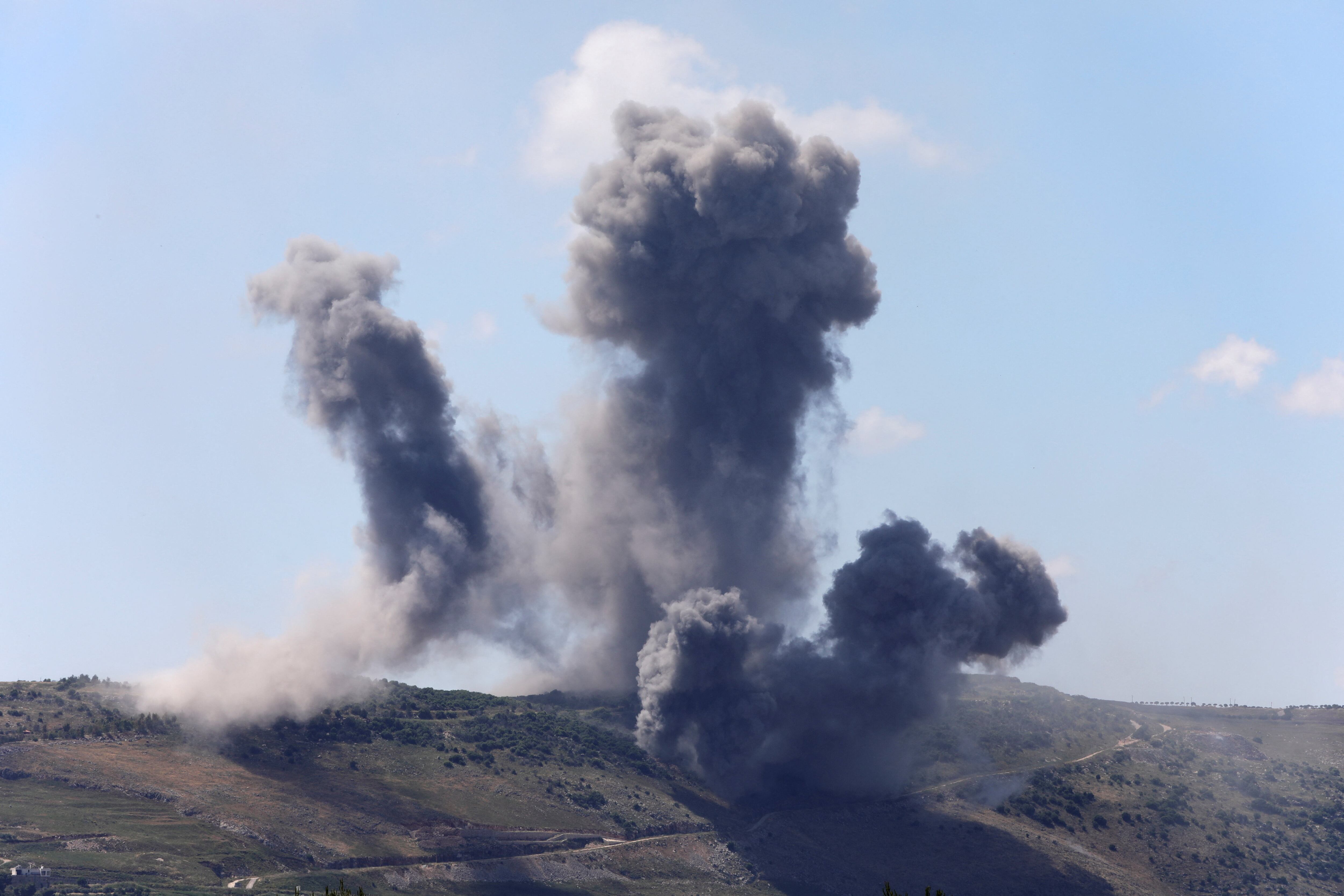Columnas de humo se elevan sobre el sur del Líbano tras bombardeos israelíes observados desde la localidad de Marjayoun (REUTERS/Archivo)