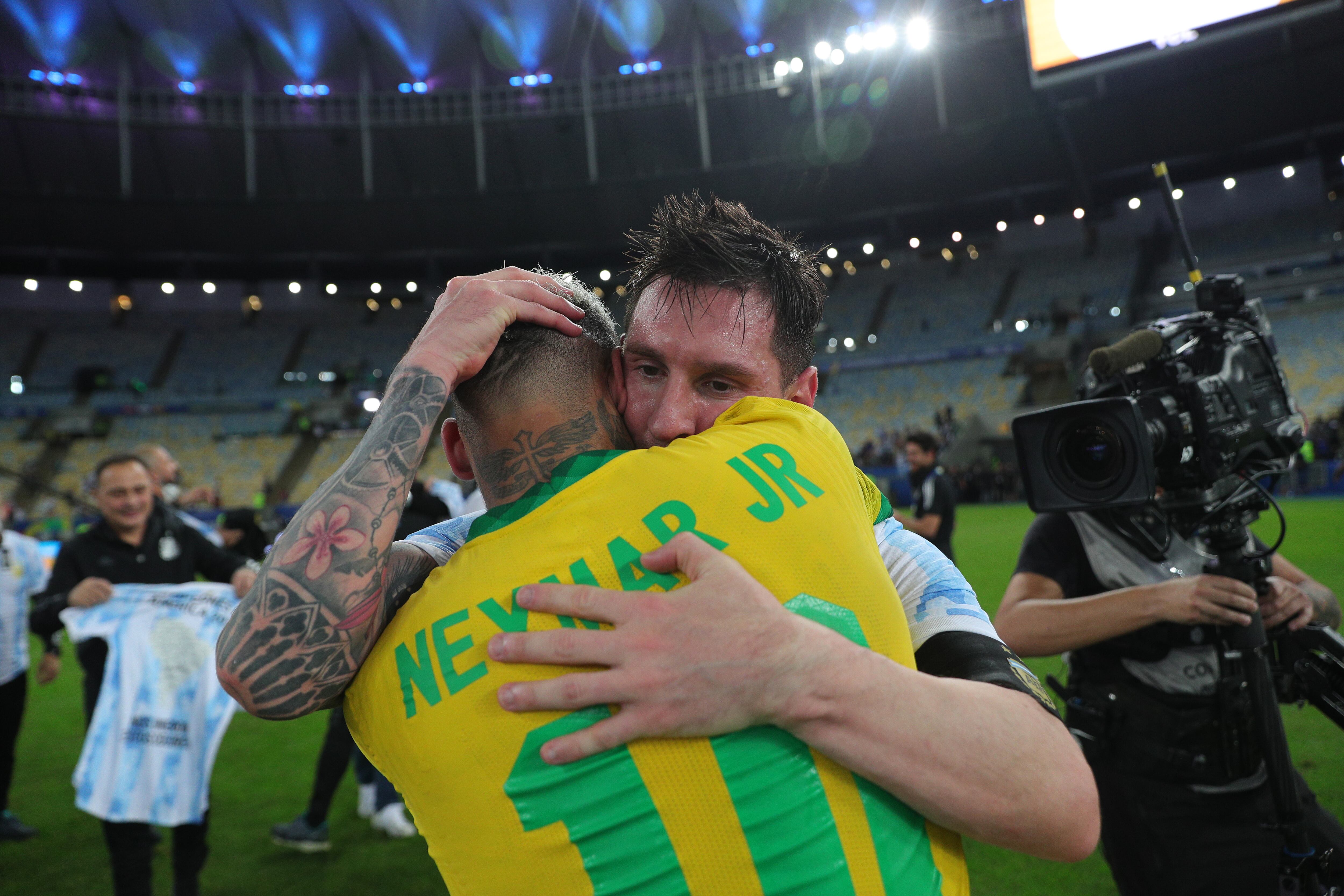 Lionel Messi y Neymar tras la consagración de Argentina ante Brasil en la Copa América 2021 (Photo by Gustavo Pagano/Getty Images)