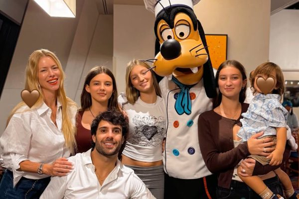 Nicole Neumann posó sensual en un break del viaje a Disney: “Relax y familia”