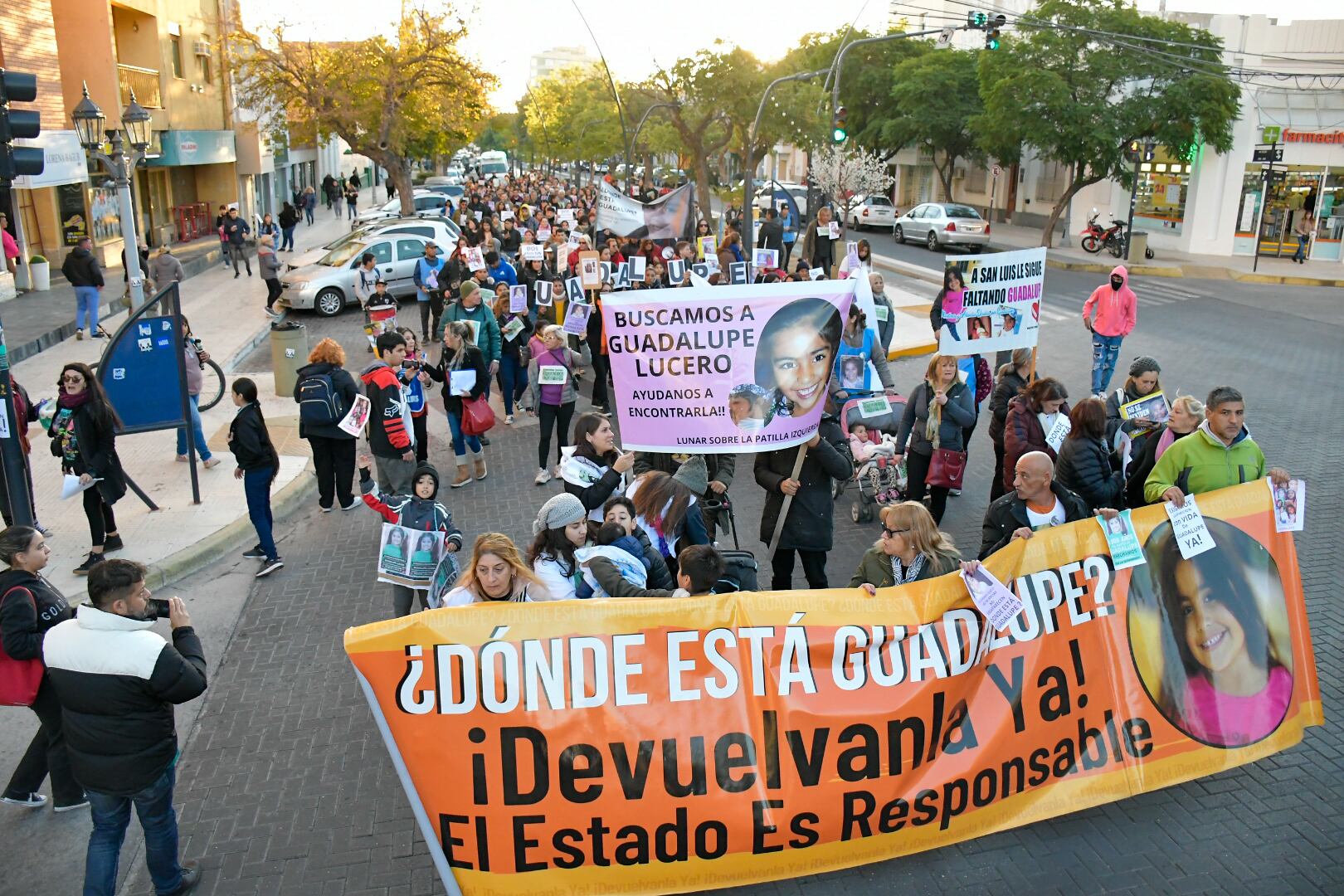 Una de las movilizaciones por el centro de San Luis para reclamar por la aparición de la niña