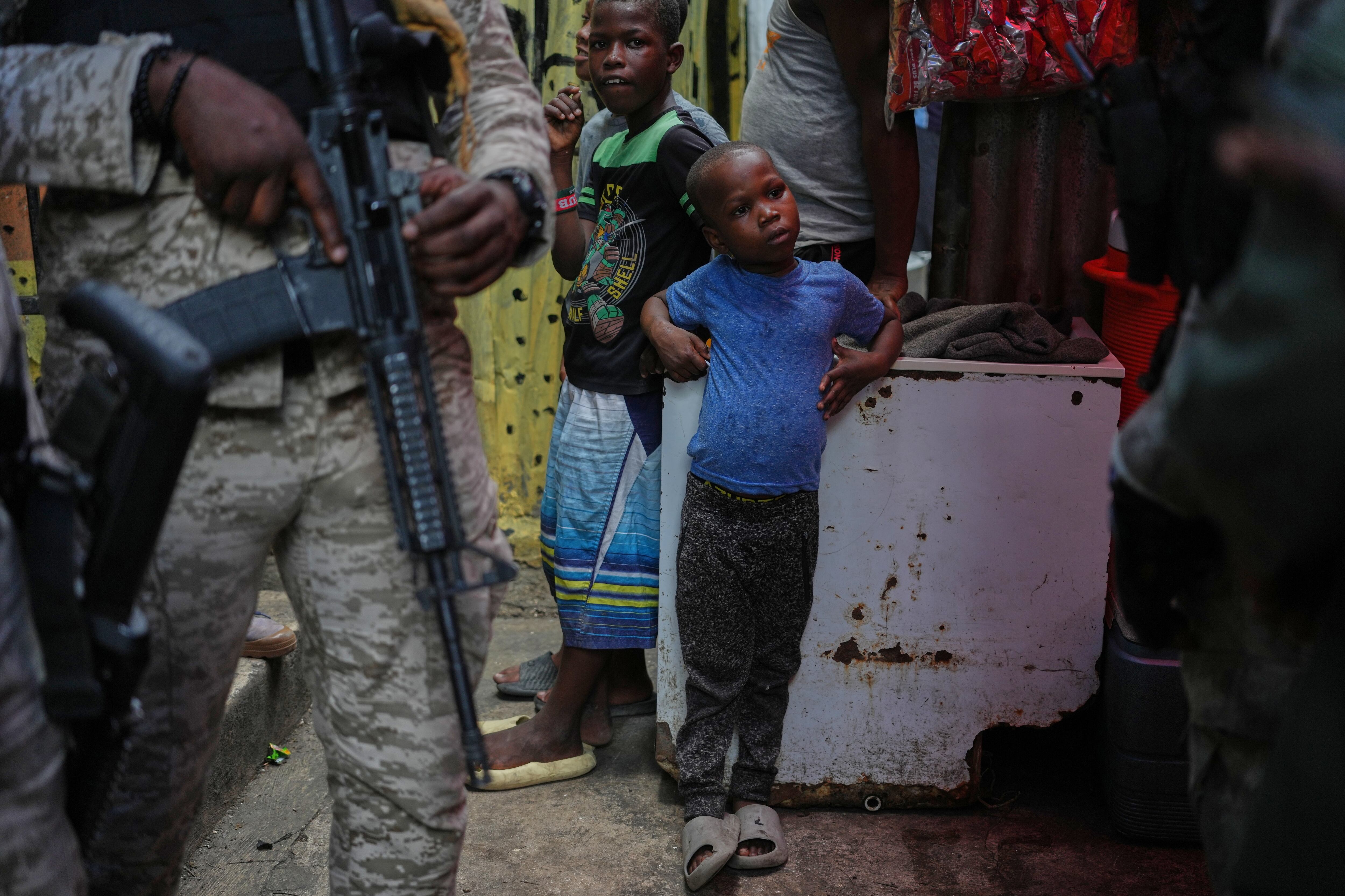 Familias enteras se han visto forzadas a huir y separarse ante el avance de bandas armadas en vecindarios del norte de la capital. (AP foto/Odelyn Joseph)