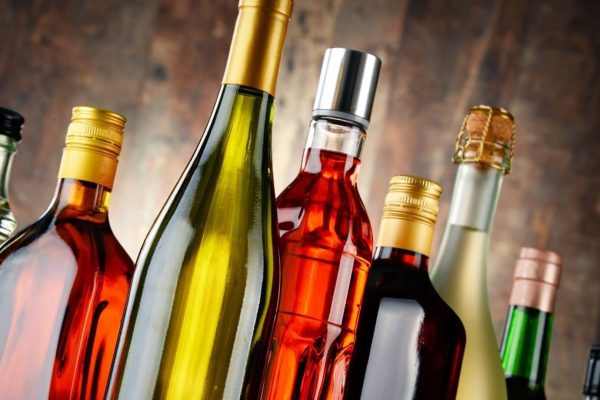 Nuevas etiquetas de advertencia podrían ayudar a la gente a reducir el consumo de alcohol