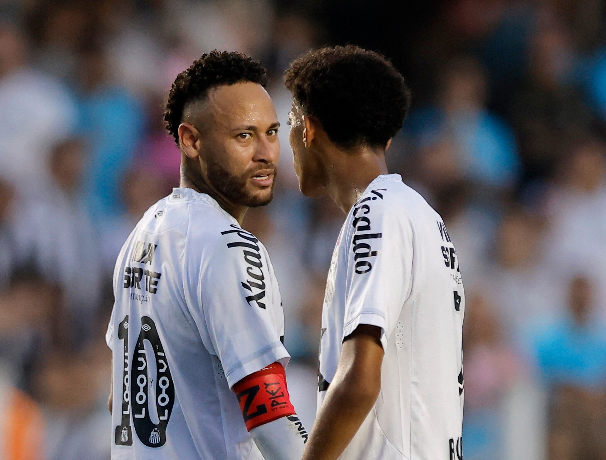 Neymar y Robinho Jr durante un partido del Santos frente al Fortaleza en 2025 (REUTERS/Marcelo Machado De Melo)