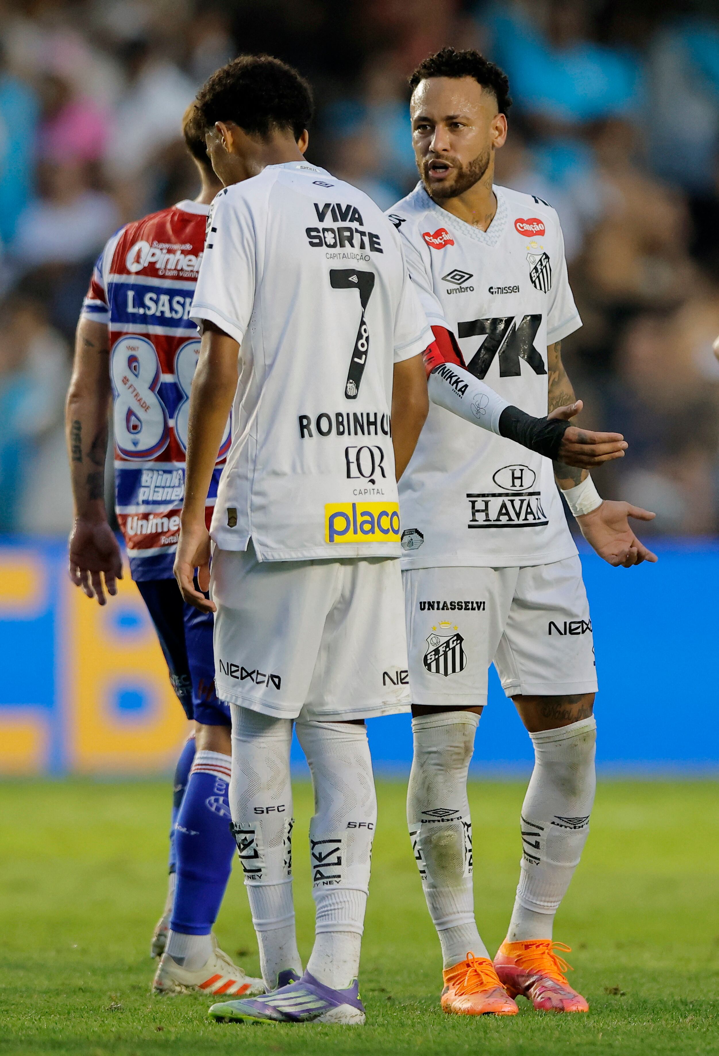 Neymar discute con Robinho Junior (REUTERS/Marcelo Machado De Melo)