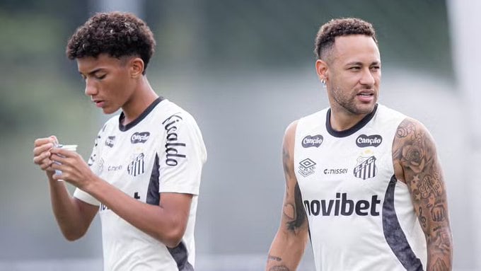Neymar y Robinho Júnior, hijo del exfutbolista Robinho, comparten una sesión de entrenamiento con el Santos FC en el Centro de Treinamento Rei Pelé. (Santos FC)
