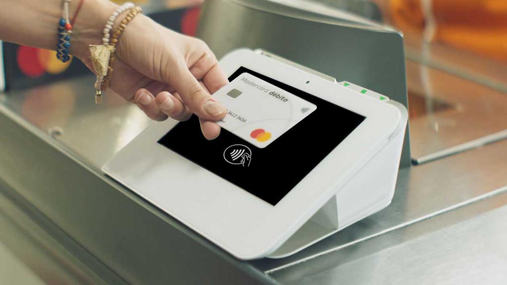 El pago con débito, señala el informe, desempeña un papel central en facilitar las transacciones cotidianas. Foto: Archivo.