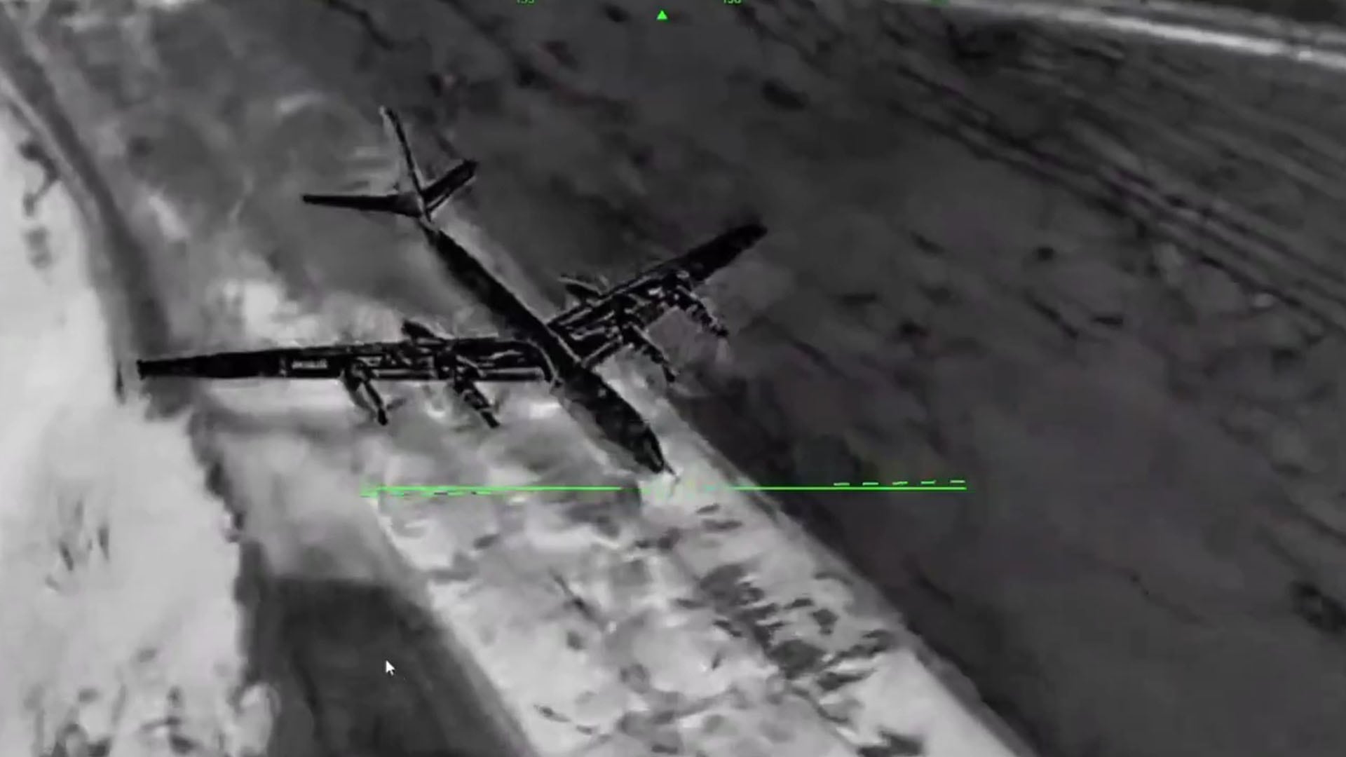 Una captura de video infrarrojo muestra el momento en que un misil ucraniano impacta y destruye un avión ruso en Taganrog, Rusia. (Captura de video)