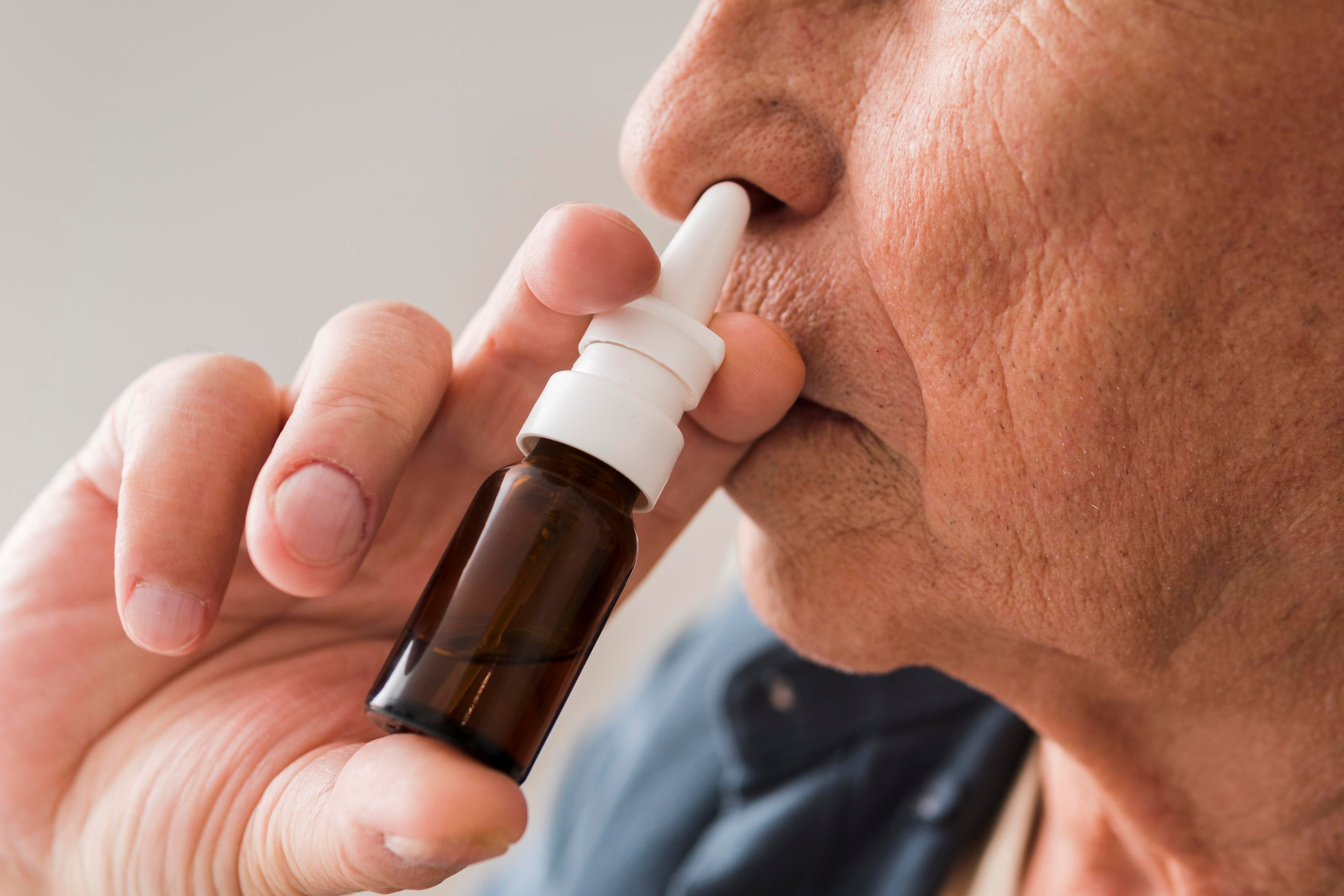 El tratamiento de la obstrucción auditiva por alergias incluye sprays nasales con esteroides, higiene frecuente y reducción de alérgenos en el entorno doméstico (Crédito: Freepik)